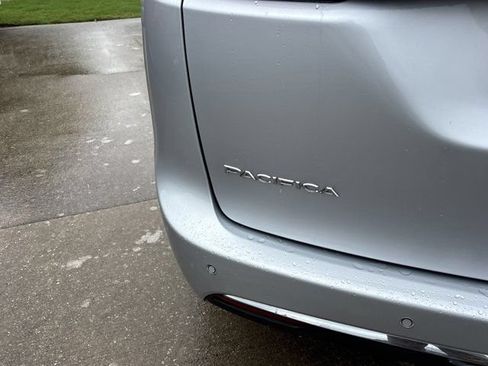 Used 2023 Chrysler Pacifica Touring-L FWD image 6