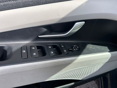 Used 2025 Hyundai Elantra Limited image 12