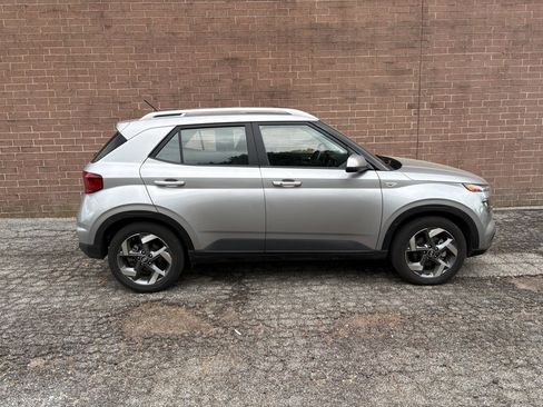 Used 2025 Hyundai Venue SEL FWD image 6