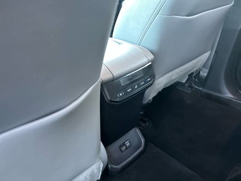 Used 2022 Toyota Highlander XLE image 39