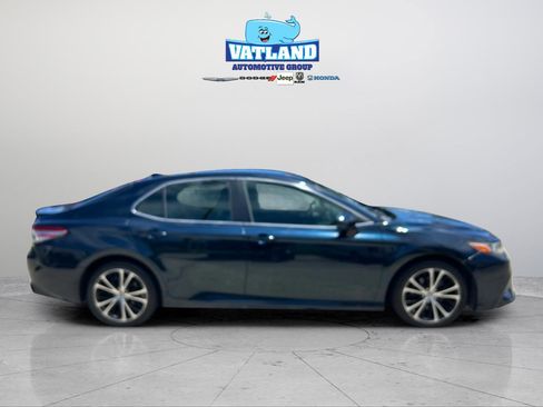 Used 2019 Toyota Camry SE FWD image 6