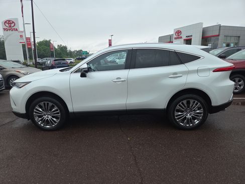 Certified 2024 Toyota Venza XLE AWD/4WD image 6