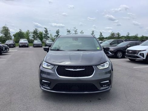 Used 2023 Chrysler Pacifica Touring-L image 2