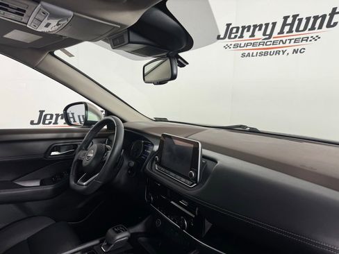 Used 2023 Nissan Rogue SL image 32