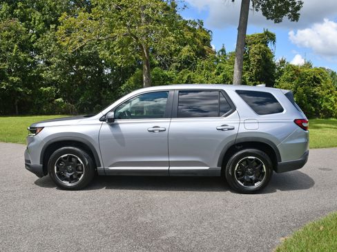 Used 2025 Honda Pilot EX-L image 2