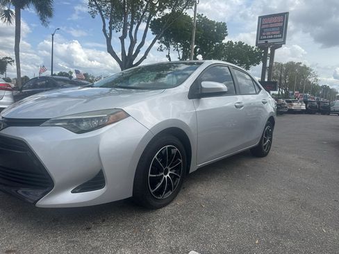 Used 2018 Toyota Corolla LE FWD image 2