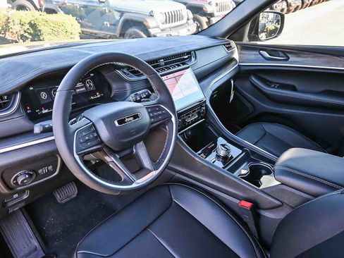 New 2025 Jeep Grand Cherokee Limited image 16
