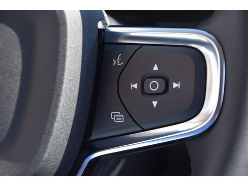 Certified 2025 Volvo XC40 B5 Plus w/ Protection Package Premier image 34