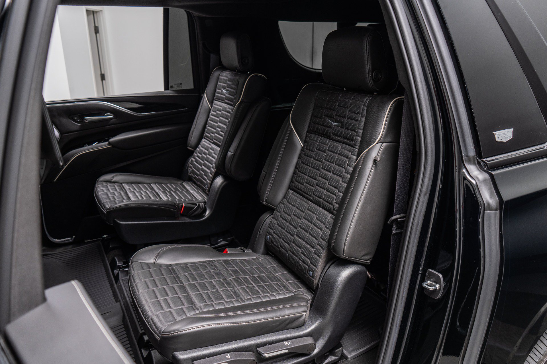 Used 2023 Cadillac Escalade ESV V AWD/4WD image 16