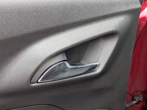 Used 2025 Chevrolet Trax LT FWD image 25