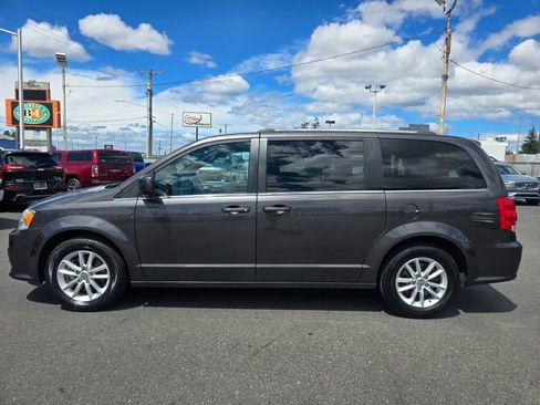 Used 2019 Dodge Grand Caravan SXT w/ Rear Park Assist Package FWD image 9
