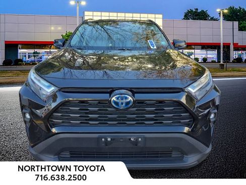 Used 2022 Toyota RAV4 XLE Premium image 10