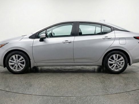 Used 2025 Nissan Versa SV image 5