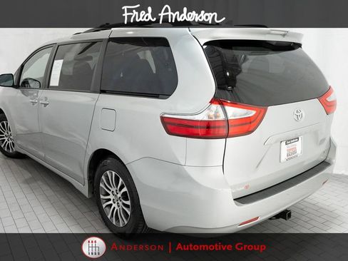 Used 2019 Toyota Sienna XLE FWD image 3
