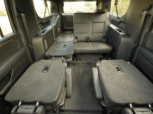 Used 2025 Chevrolet Suburban High Country image 31