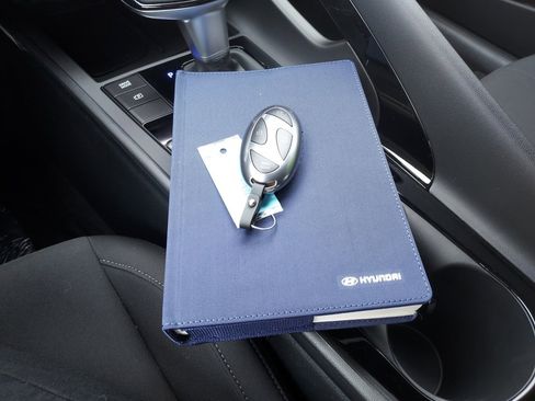 Certified 2025 Hyundai Elantra SEL image 33