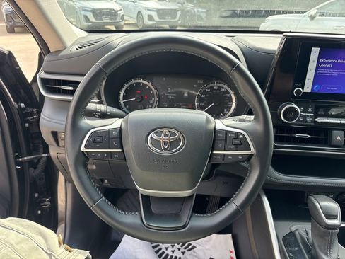 Used 2025 Toyota Highlander LE FWD image 20