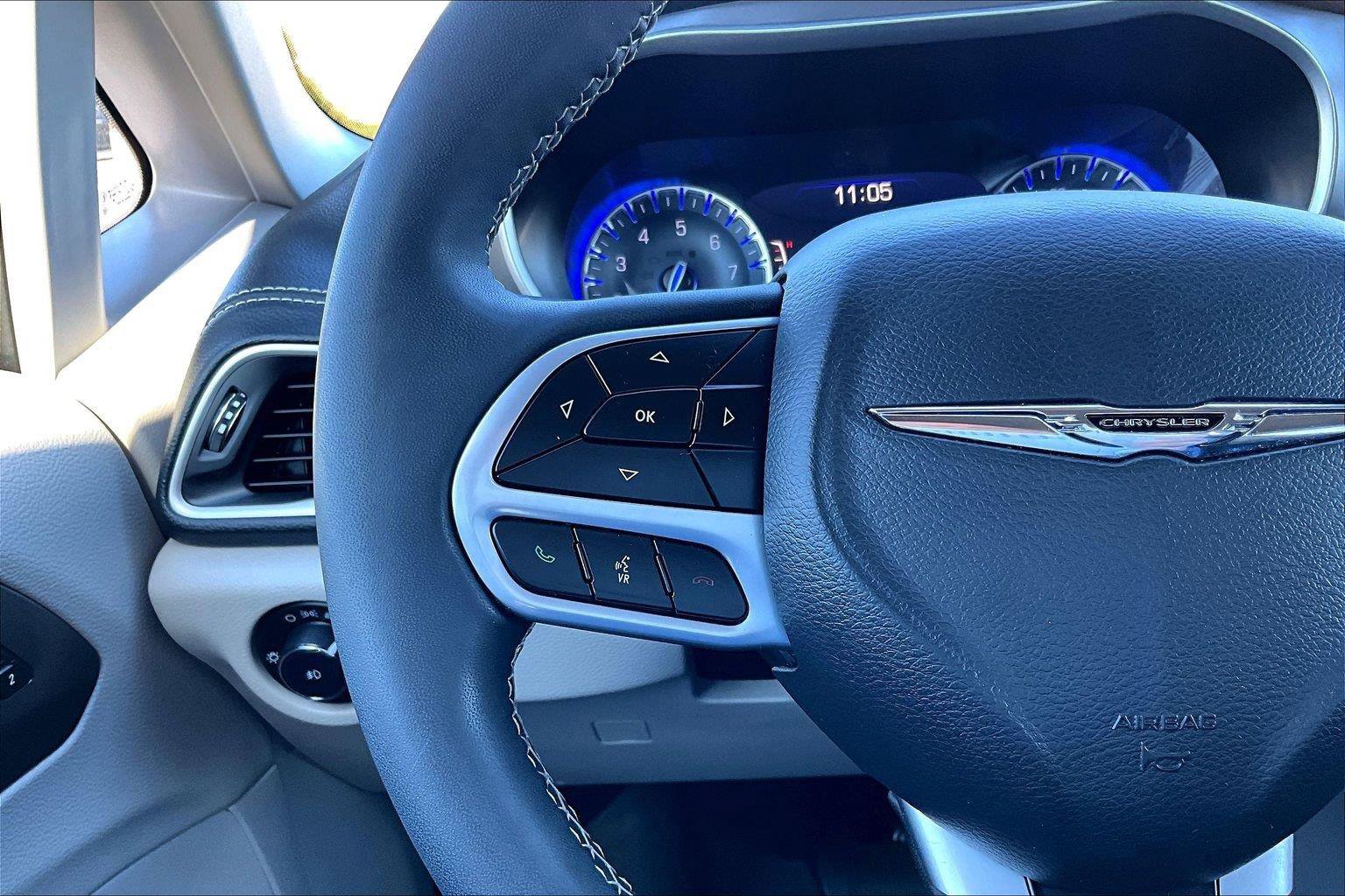 Used 2023 Chrysler Pacifica Touring-L AWD/4WD image 18