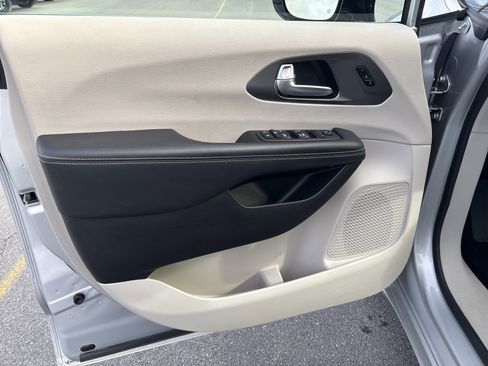 Used 2024 Chrysler Pacifica Touring-L image 16