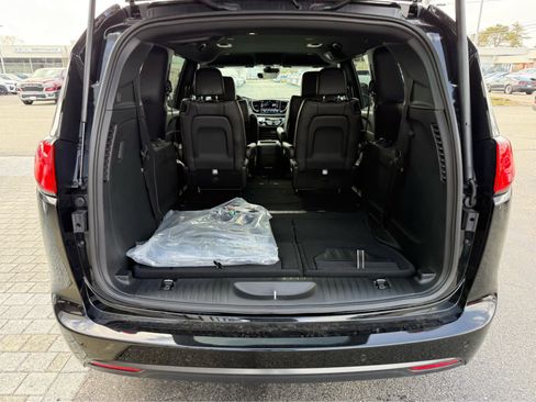 New 2026 Chrysler Voyager LX image 7