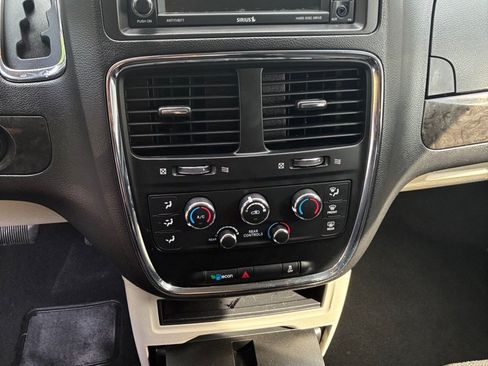 Used 2019 Dodge Grand Caravan SE FWD image 31
