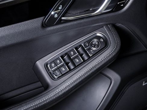 Certified 2024 Porsche Macan image 25