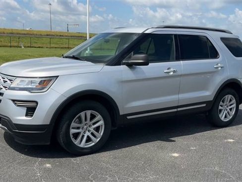 Used 2019 Ford Explorer XLT image 4