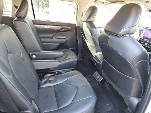 Used 2023 Toyota Highlander Platinum image 16