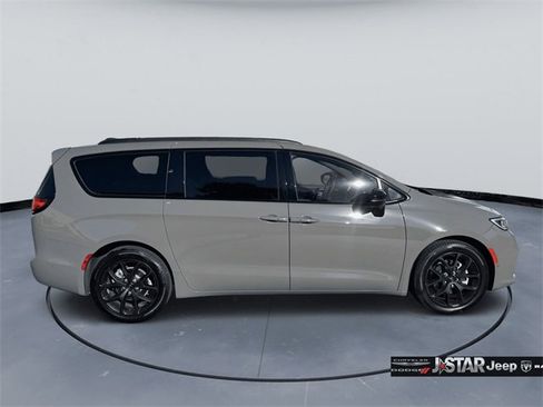 Used 2024 Chrysler Pacifica Touring-L w/ S Appearance Package image 4