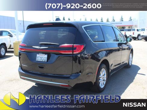 Used 2023 Chrysler Pacifica Touring-L FWD image 7