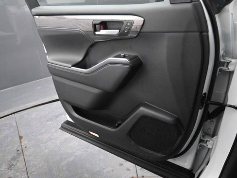 Used 2024 Toyota Highlander Platinum image 11