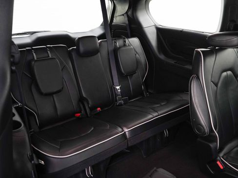 Used 2025 Chrysler Pacifica Limited FWD image 13