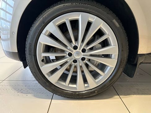 New 2025 Land Rover Range Rover SE image 9