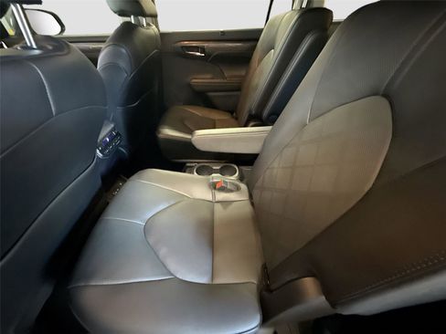 Used 2024 Toyota Highlander Platinum FWD image 25