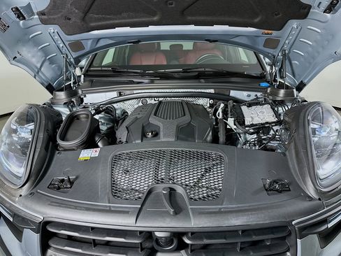 Certified 2023 Porsche Macan AWD/4WD image 32