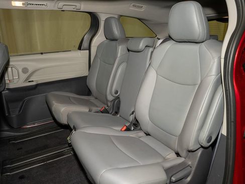 Used 2021 Toyota Sienna XLE image 9