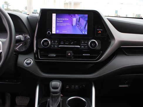 Used 2023 Toyota Highlander L FWD image 11