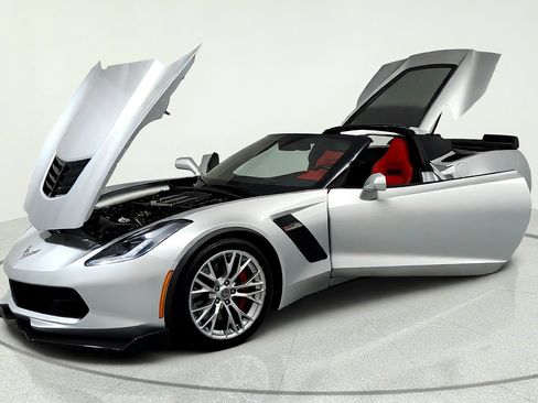 Used 2015 Chevrolet Corvette Z06 w/ 3LZ Preferred Equipment Group RWD image 9