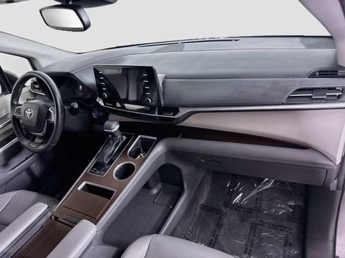 Certified 2022 Toyota Sienna XLE FWD image 32