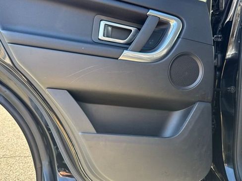 Used 2019 Land Rover Discovery Sport SE image 11