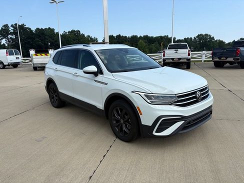 Used 2024 Volkswagen Tiguan SE AWD/4WD image 8