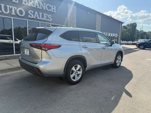 Used 2022 Toyota Highlander LE AWD/4WD image 7