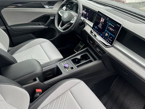 New 2026 Volkswagen Tiguan SE R-Line FWD image 14