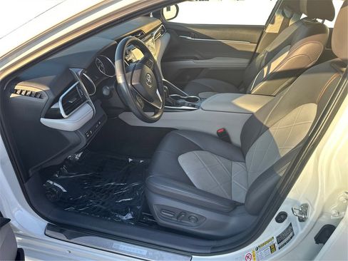 Used 2018 Toyota Camry XLE image 10