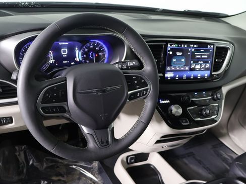Used 2024 Chrysler Pacifica Touring-L image 23
