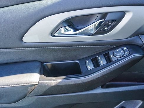 Used 2023 Chevrolet Traverse LT image 18