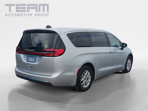 Used 2024 Chrysler Pacifica Touring-L image 7