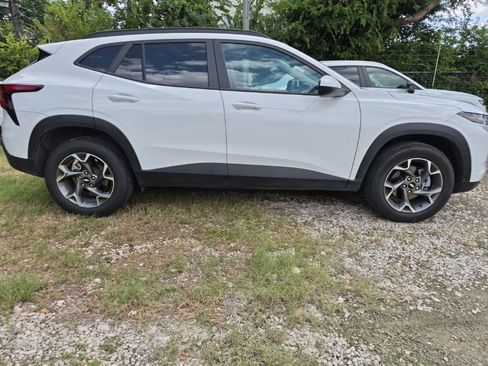 Used 2025 Chevrolet Trax LT w/ LT Convenience Package FWD image 5