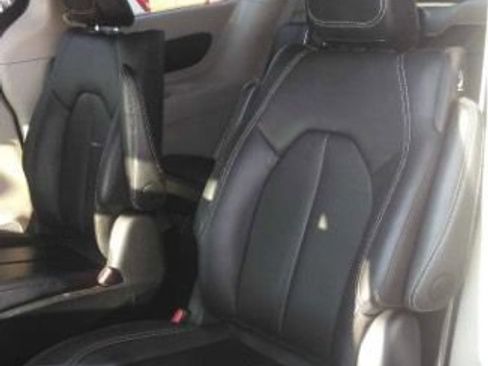 Used 2024 Chrysler Pacifica Limited FWD image 5
