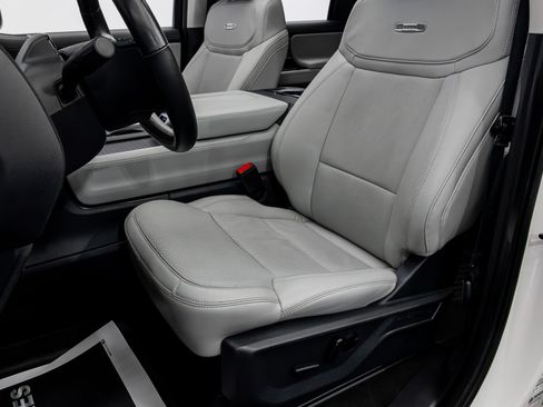 Used 2025 Ford Expedition Platinum w/ Driver's Package AWD/4WD image 30